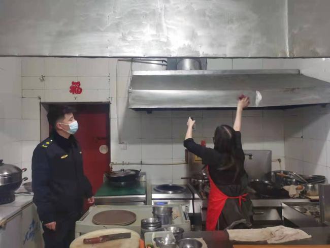 东河区开展城区餐饮门店油烟净化设备专项检查