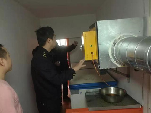 东胜中队开展辖区内餐饮服务门店全面排查