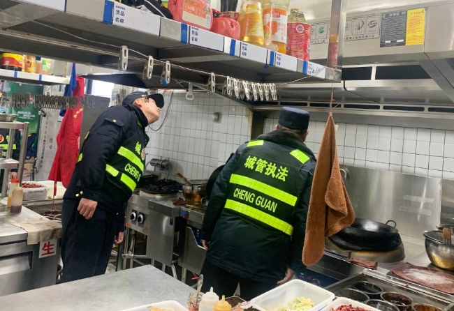 金乡县综合行政执法局开展餐饮油烟冬季专项整治行动