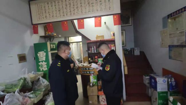北镇执法中队开展餐饮油烟污染夜查行动