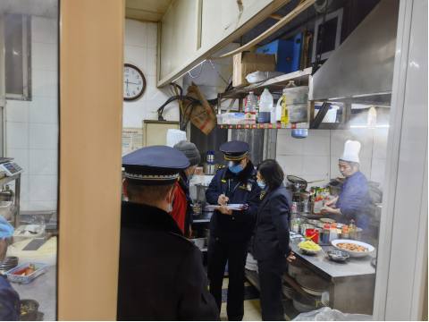 金水区开展新一轮的餐饮油烟治理暨油烟净化装置清洗检查工作