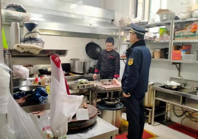 凤台街道综合行政执法中队开展辖区餐饮店逐一清查