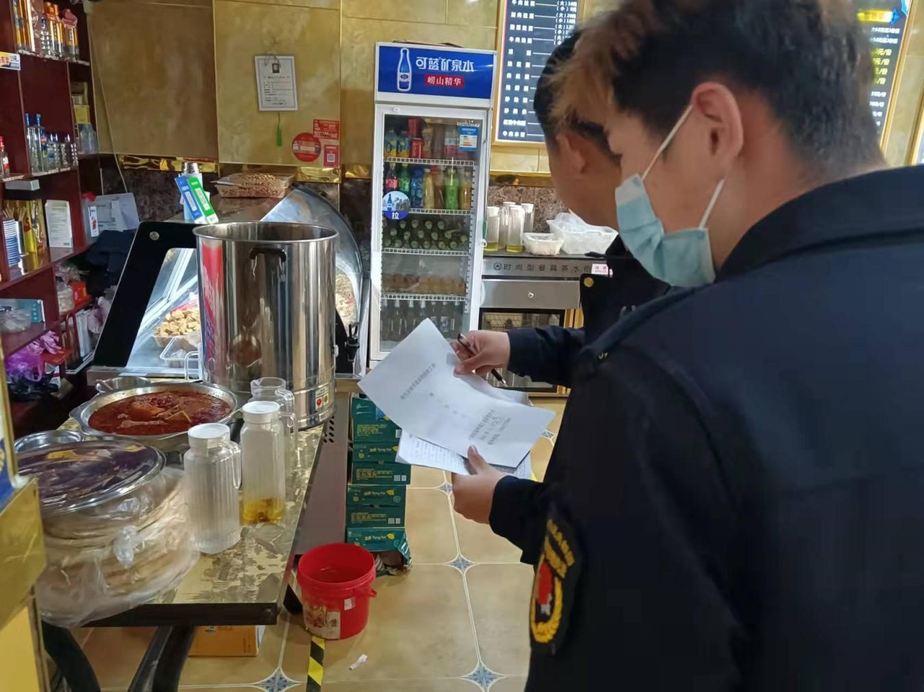 双桥办事处开展沿街餐饮门店油烟净化器排查整治工作