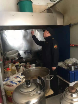 城关街道执法中队开展餐饮油烟专项整治行动
