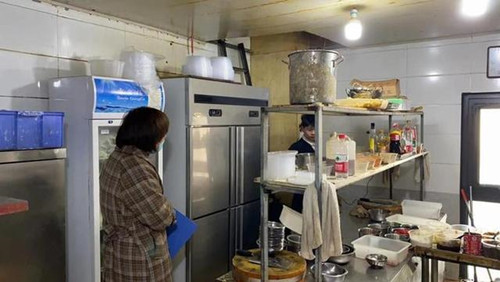 锦和社区开展辖区餐饮油烟治理工作