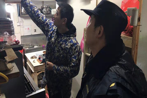 狮子山社区开展小区餐饮业油烟专项整治宣传活动