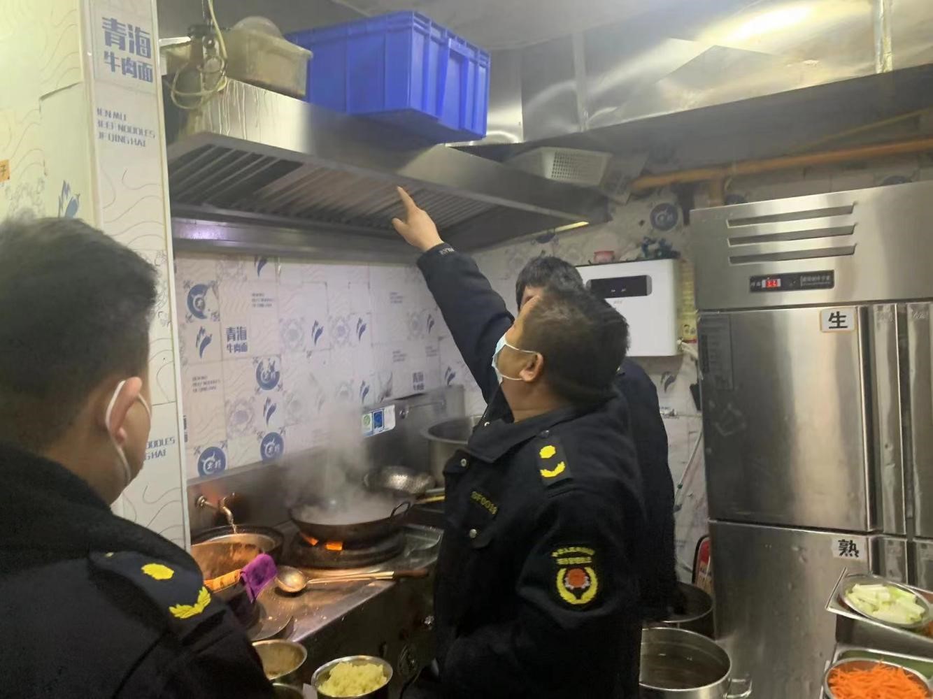 石佛办事处加大餐饮油烟治理力度