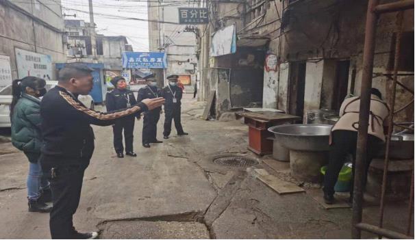南街街道开展油烟污水排放专项整治行动