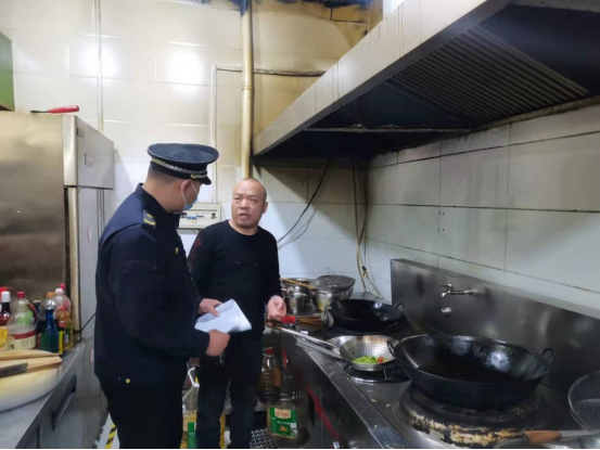 梧桐办事处开展餐饮油烟净化设备排查集中整治行动