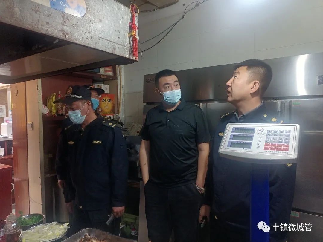 丰镇市城市管理综合行政执法局开展餐饮油烟夜间专项整治行动