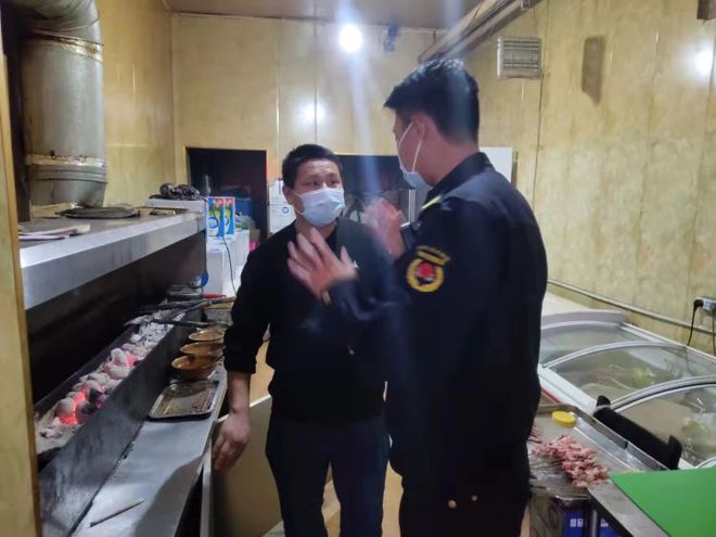 滨城区北镇综合执法中队开展餐饮油烟专项治理行动