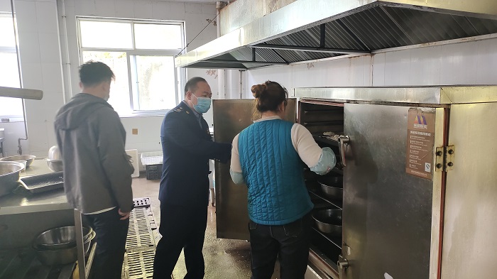 坪坎镇开展餐饮油烟治理专项检查行动