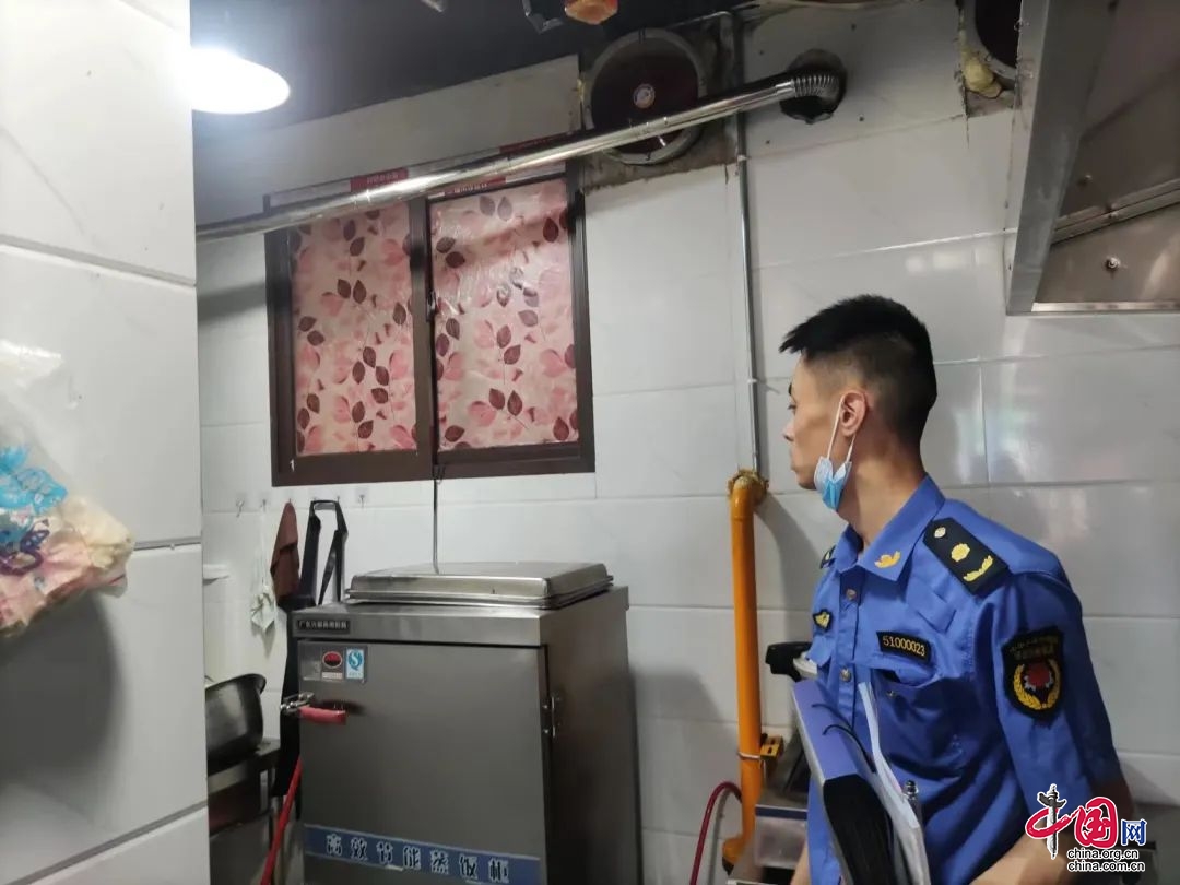 南充城管开展餐饮油烟专项整治行动