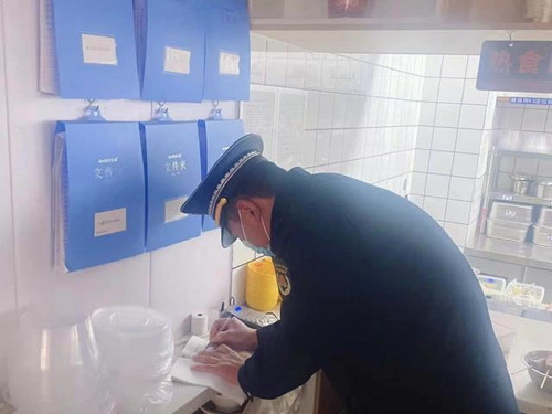 安阳市高新区行政执法大队开展餐饮油烟专项整治行动