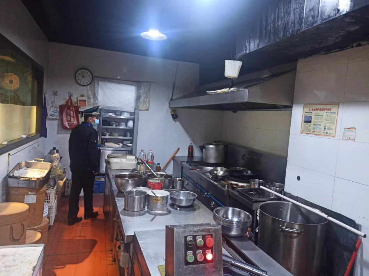 东大街街道办事处开展餐饮油烟专项排查整治行动