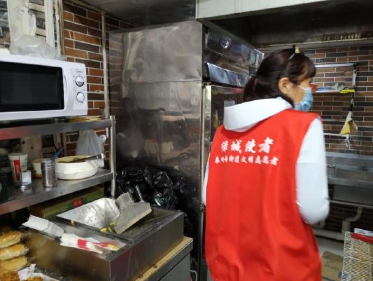 秦江社区开展餐饮业油烟专项整治工作