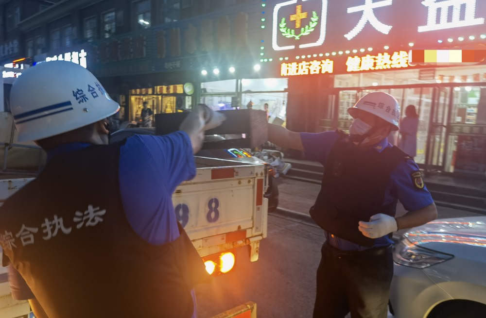 双台子城管执法大队开展禁止露天烧烤专项整治行动