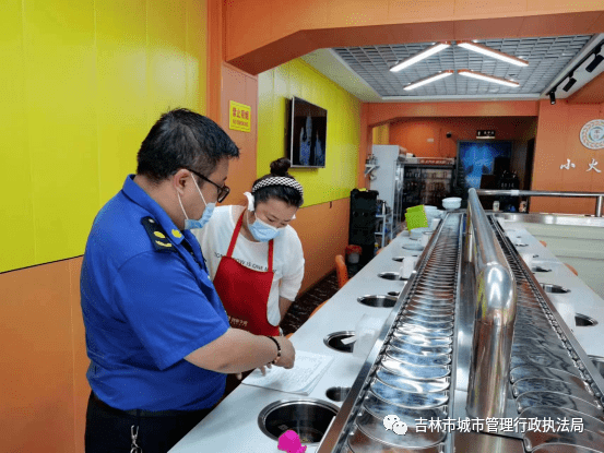 吉林市城管执法局第三支队整治夏季餐饮油烟污染 