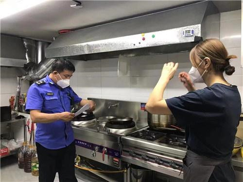 群英街道三举措开展餐饮油烟整治专项行动