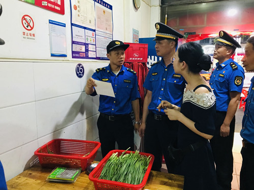 荆门市城管执法督察支队开展餐饮油烟污染专项整治行动