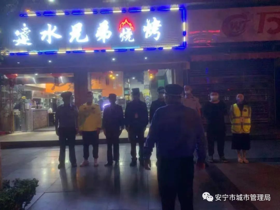 安宁市多部门联合开展夜间烧烤油烟扰民专项整治