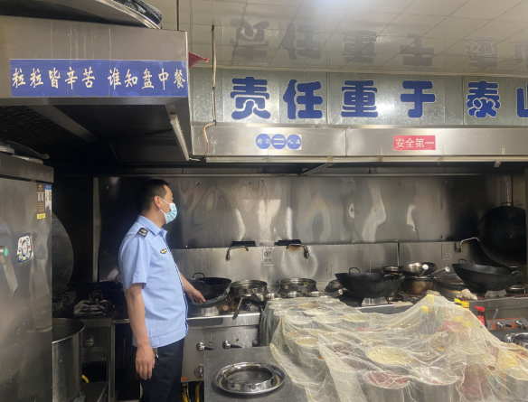 武阳镇市场监督管理所开展油烟净化器安装和清洗情况专项检查