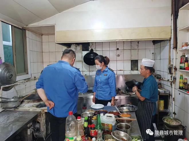 陇县城市管理执法大队开展餐饮油烟检查行动