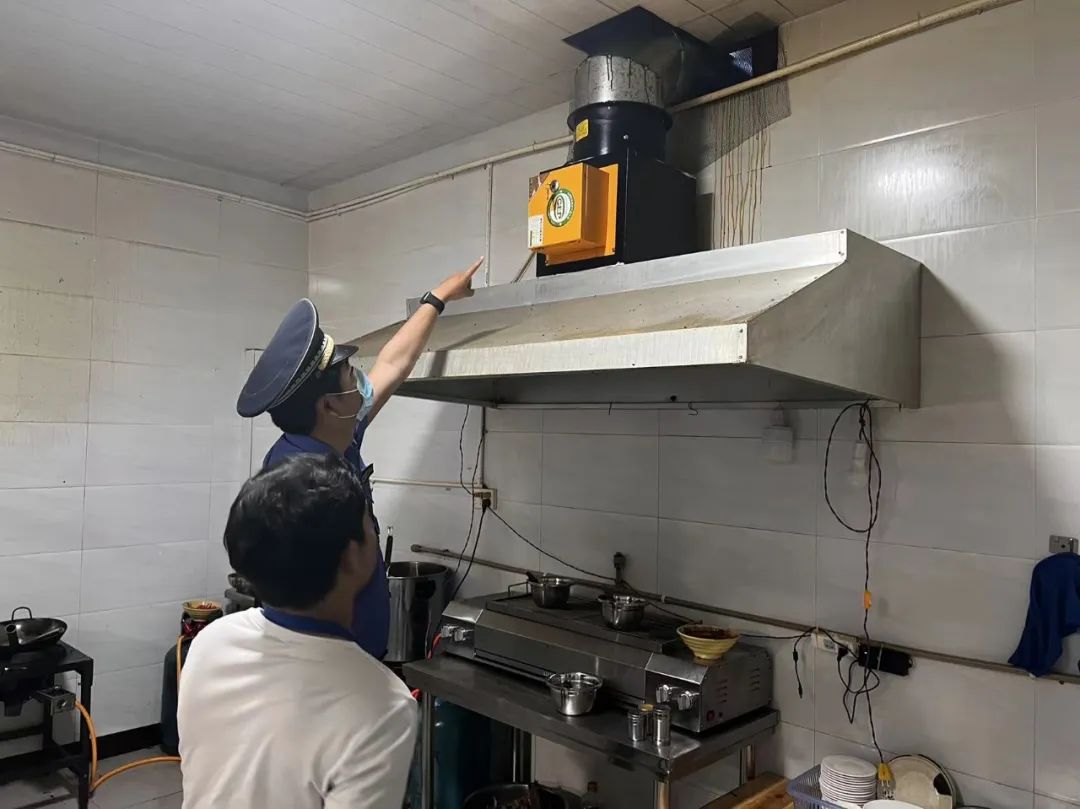 建水县城市管理综合行政执法局开展餐饮油烟常态化整治行动