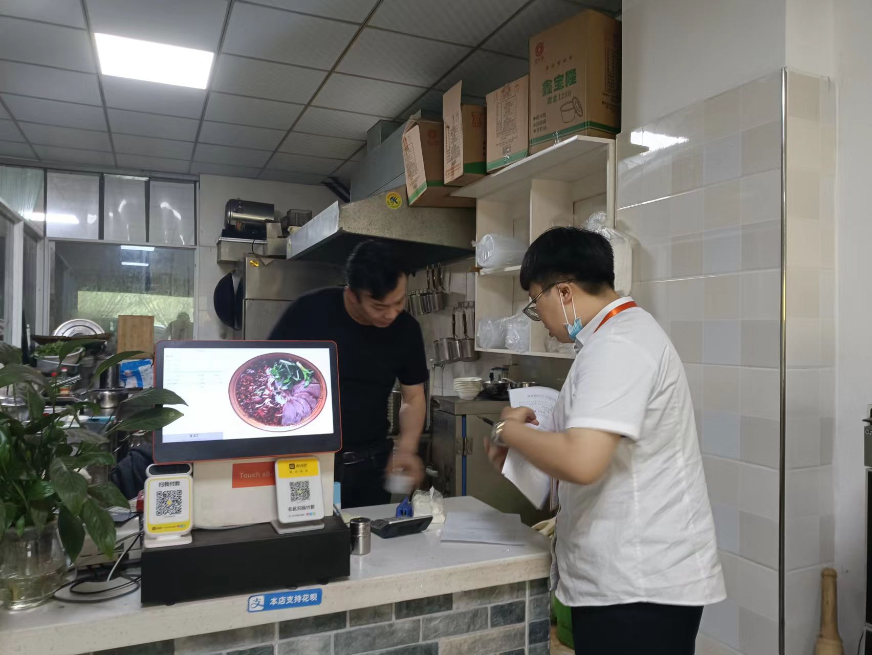 松堡社区开展辖区各餐饮门店油烟净化装置巡查活动