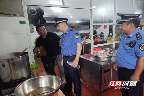 大托铺街道多部门联合开展夏季餐饮油烟污染整治