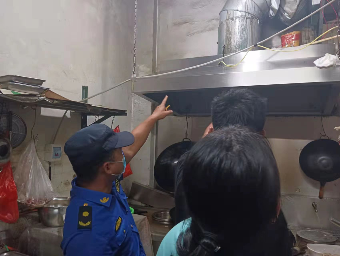 石狮埠中队开展餐饮油烟专项整治行动