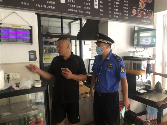建设中队开展餐饮油烟深度治理专项行动