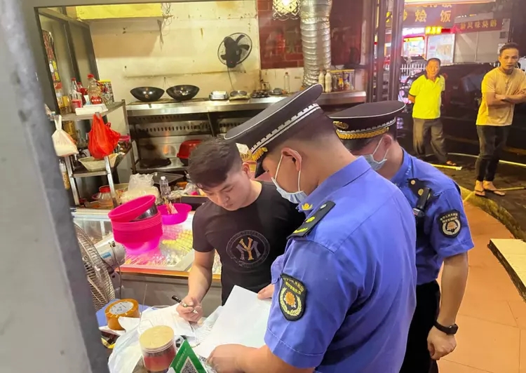 蓬江区城市管理和综合执法局开展餐饮油烟整治行动