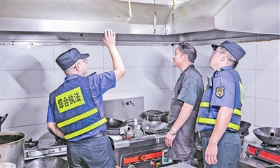 安吉县综合执法局开展餐饮油烟整治工作