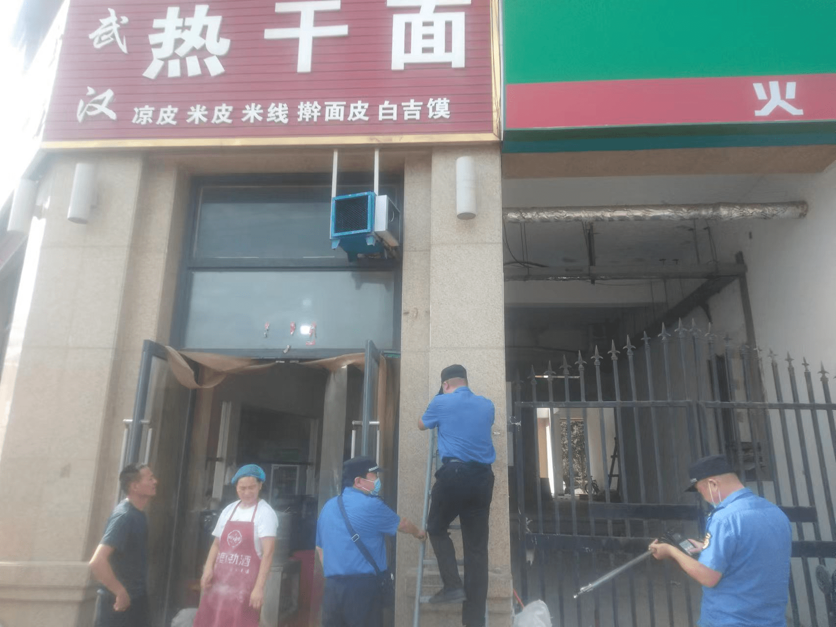 索河中队开展餐饮服务业油烟治理攻坚战