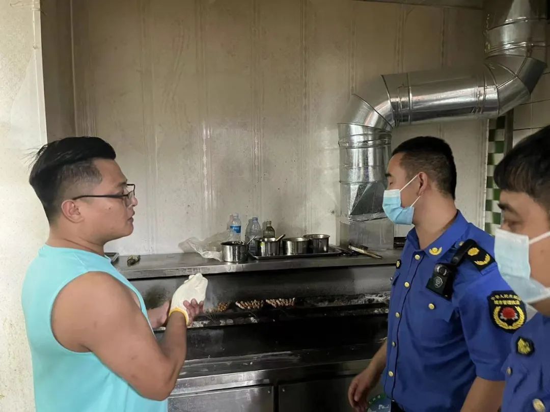 北镇综合执法中队开展餐饮油烟专项整治行动