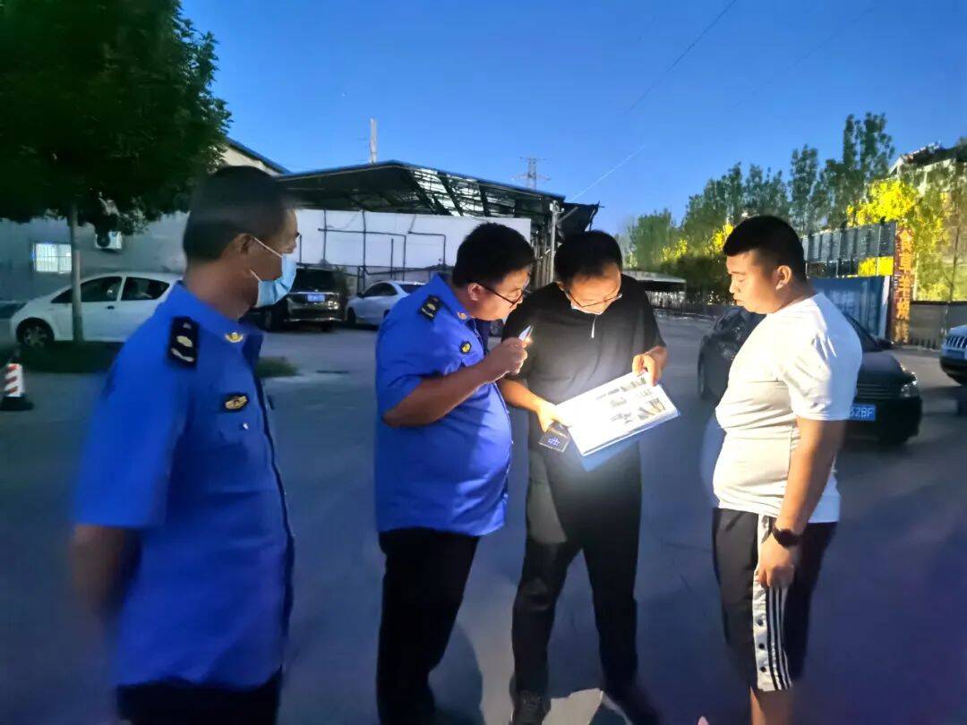 彭李街道综合行政执法中队开展餐饮油烟专项整治行动