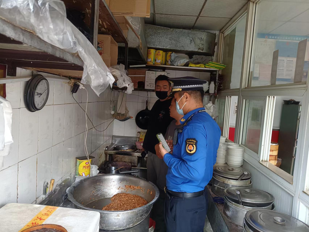 东风路街道开展餐饮油烟专项整治行动