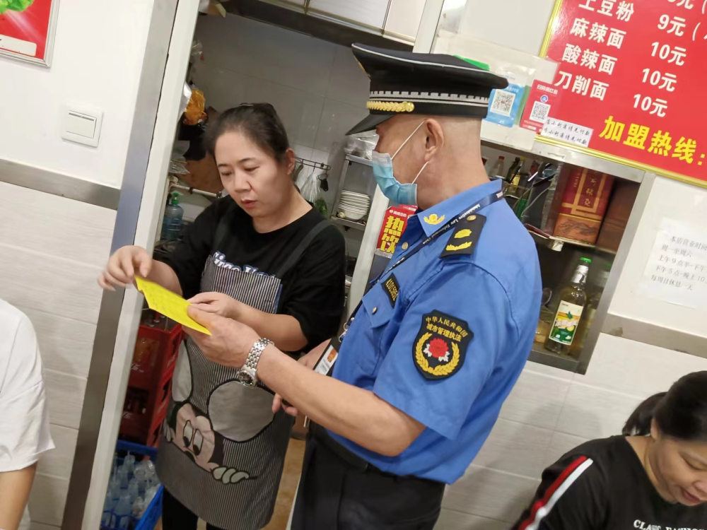东风路街道办事处开展餐饮油烟集中整治行动