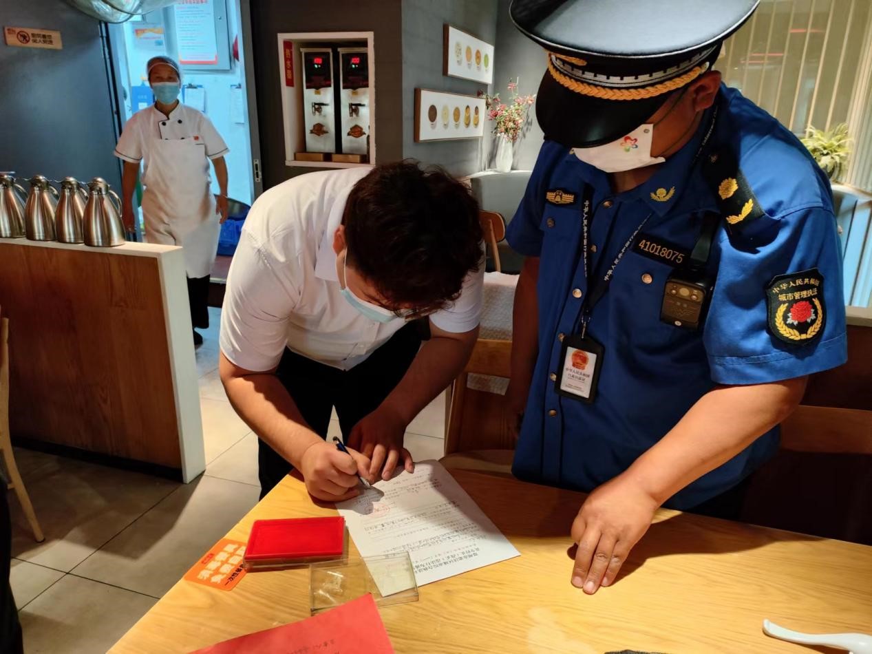 新城执法中队开展餐饮油烟专项集中整治行动