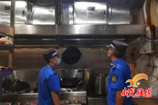 新晃县城市管理综合行政执法局开展餐饮油烟专项整治行动