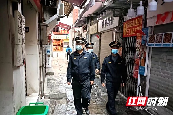 坡子街街道开展辖区餐饮门店地毯式排查