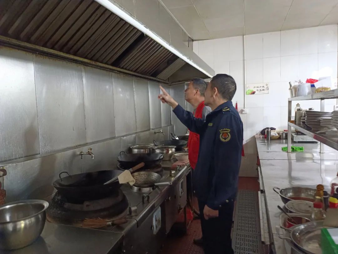 乐坪街道开展餐饮油烟整治专项行动