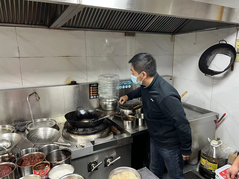 豫兴路办事处开展辖区餐饮油烟治理专项行动