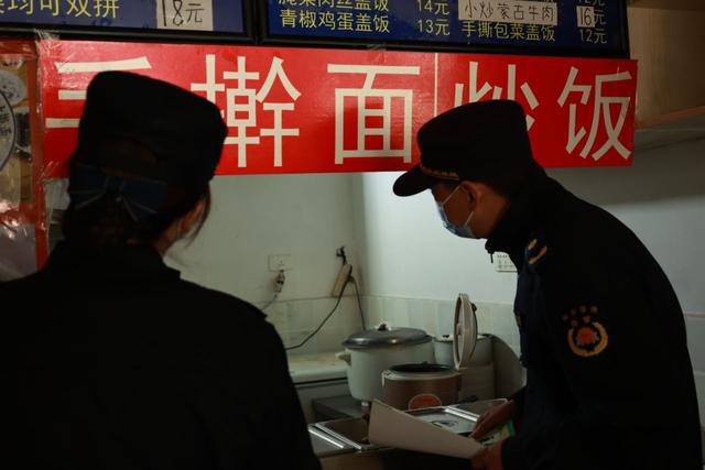 洪山城管直属三中队开展餐饮油烟专项排查整治行动