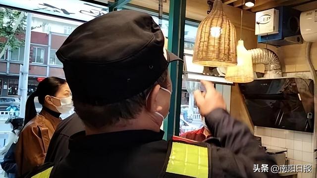七一街道开展餐饮油烟专项排查整治行动