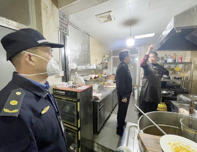 莲花社区多步走开展餐饮油烟专项整治行动