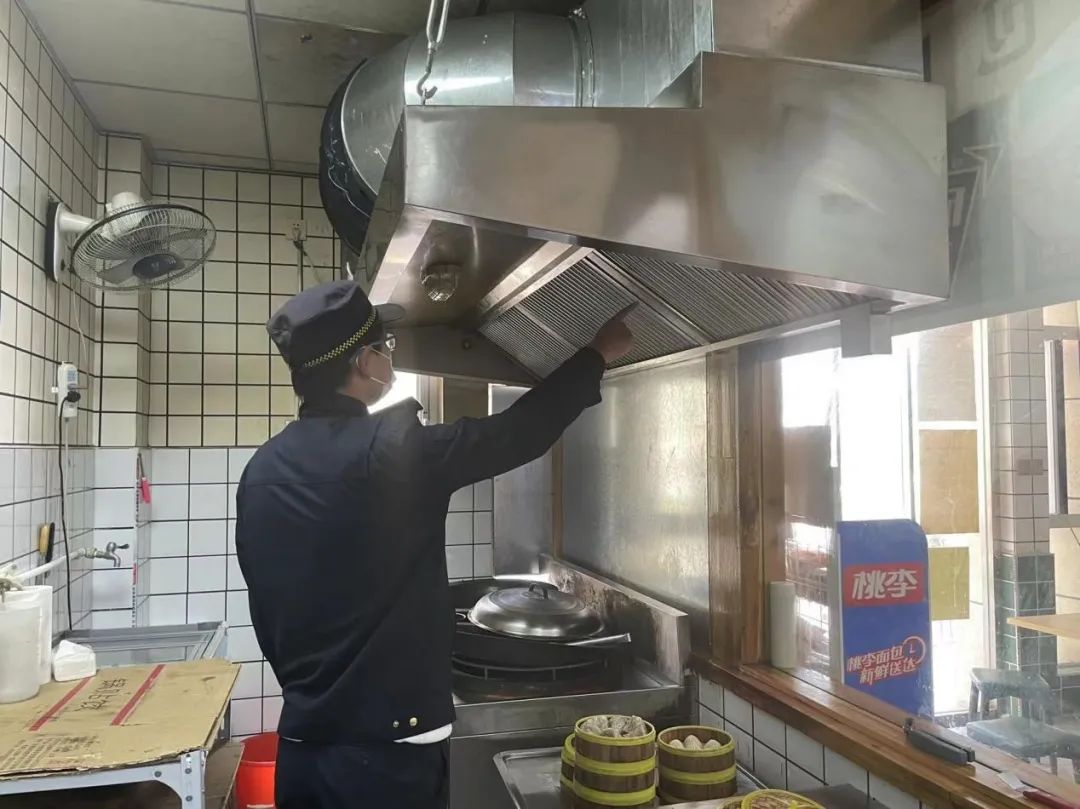禹会区城市管理局开展餐饮油烟专项整治行动