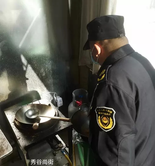 开元路街道综合执法办开展烧烤店占道经营专项治理