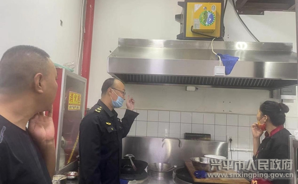 兴平市市场监管局开展餐饮油烟污染整治